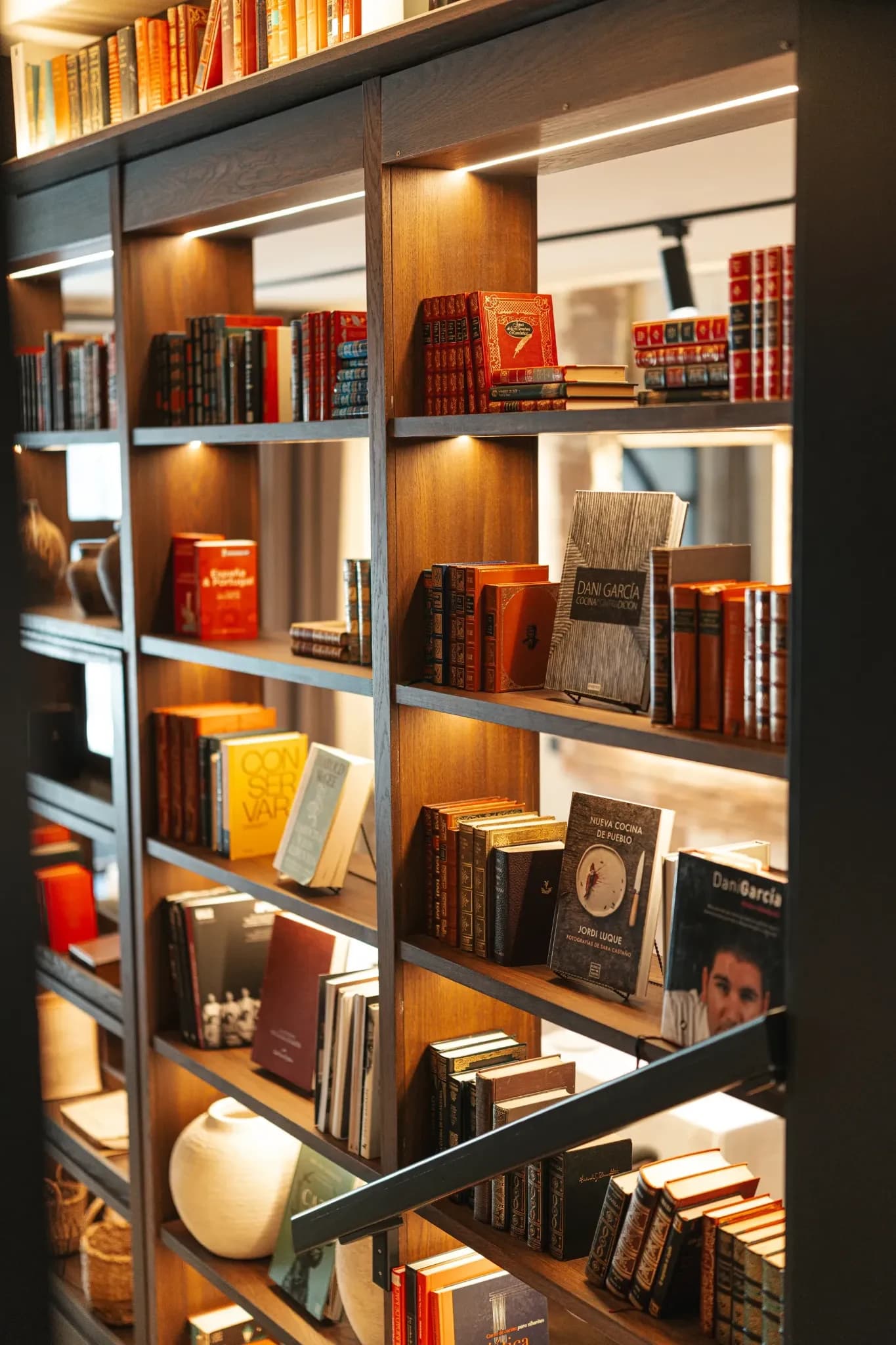 Librería de madera iluminada en ROMÁN 1924