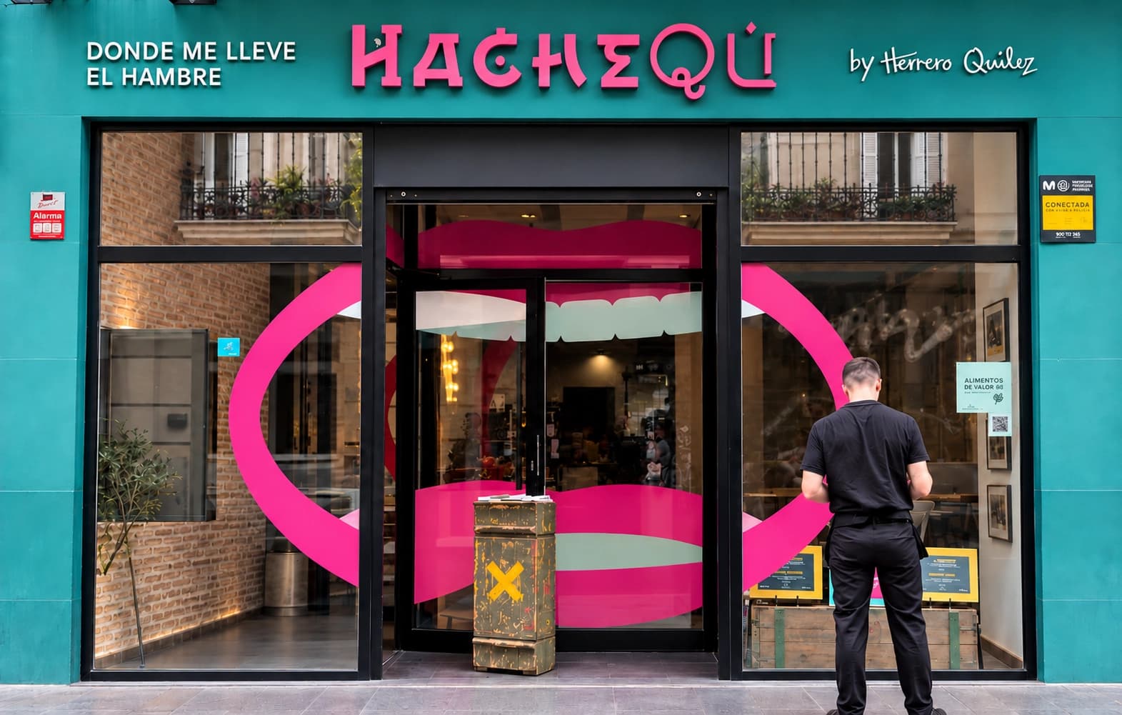 Fachada turquesa de HACHEQÚ con su rótulo rosa y escaparate.