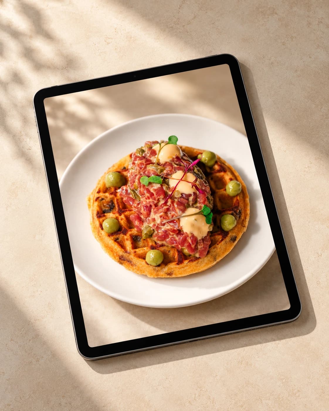 Presentación editorial de un plato de HACHEQÚ en una tableta.